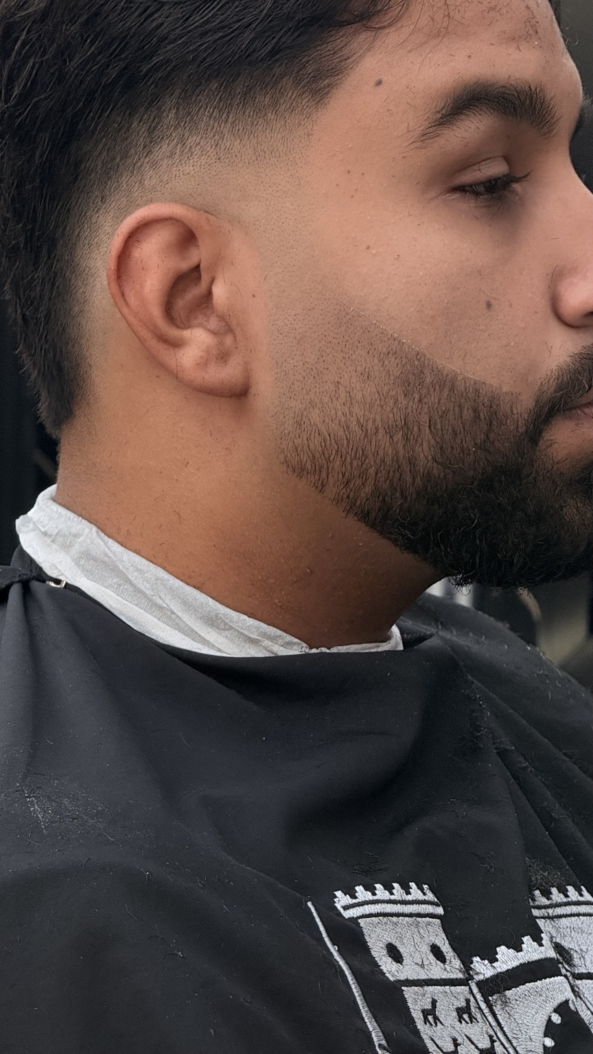 Skin Fade und Bartkontur bei Friseur Babylon