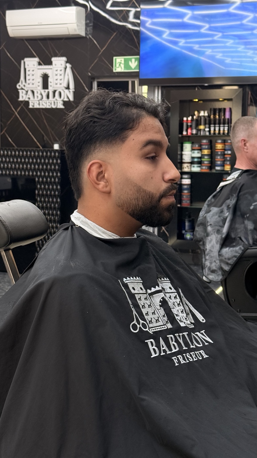 Kunde mit Fade und Bart im Babylon Salon
