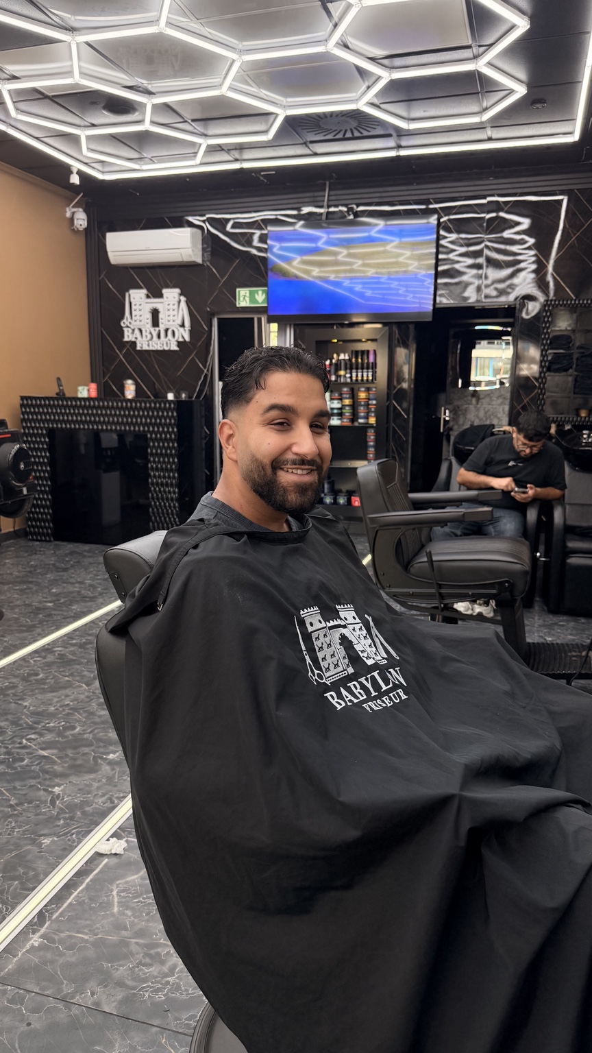 Kunde im Babylon Friseursalon